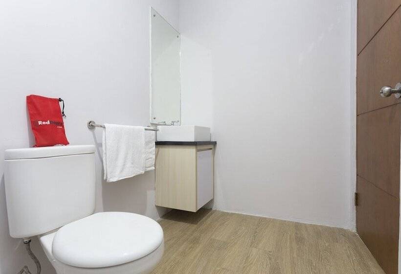 Отель Reddoorz Plus Near Cilandak Town Square 2