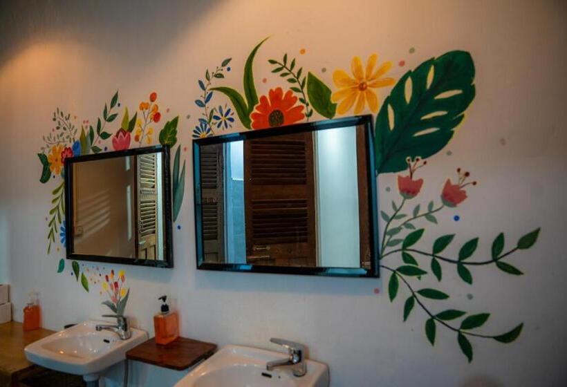 פנסיון Sacred Lotus   Vegan Café X Hostel