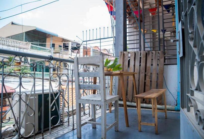 פנסיון Sacred Lotus   Vegan Café X Hostel