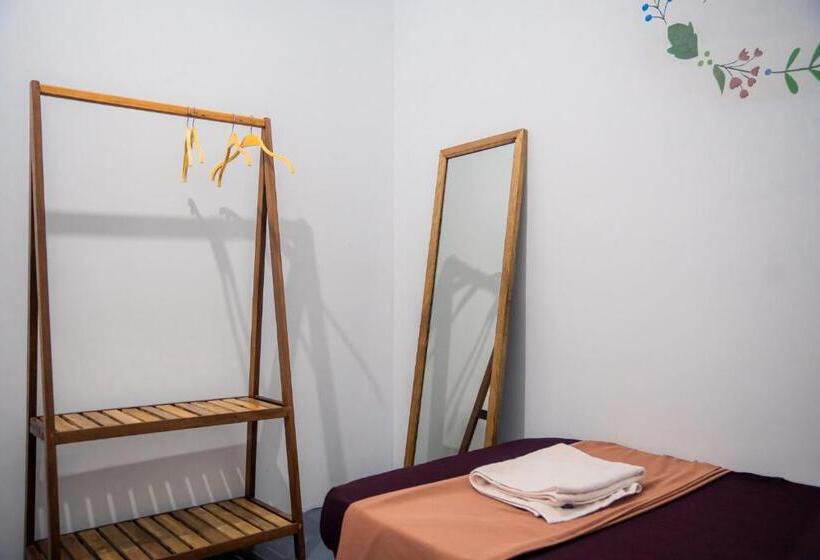 פנסיון Sacred Lotus   Vegan Café X Hostel