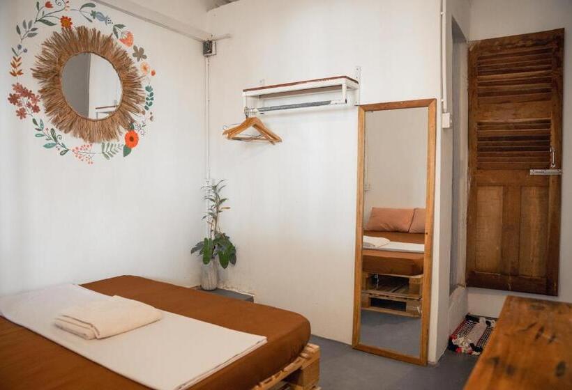 פנסיון Sacred Lotus   Vegan Café X Hostel