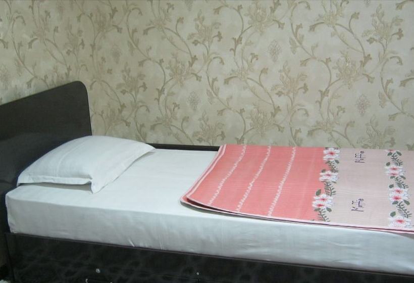 Graf Hostel