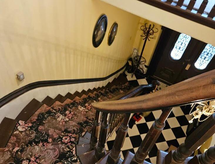 1873 Victorian Rose B & B