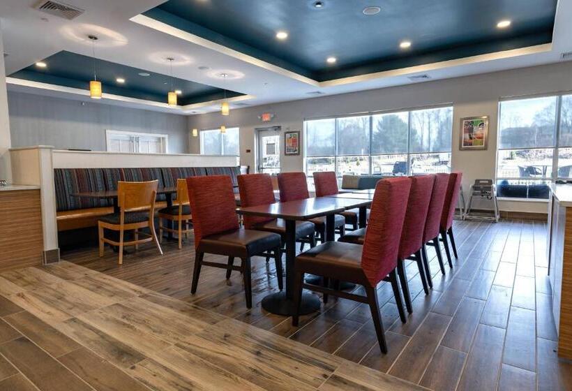 Отель Towneplace Suites By Marriott Clinton
