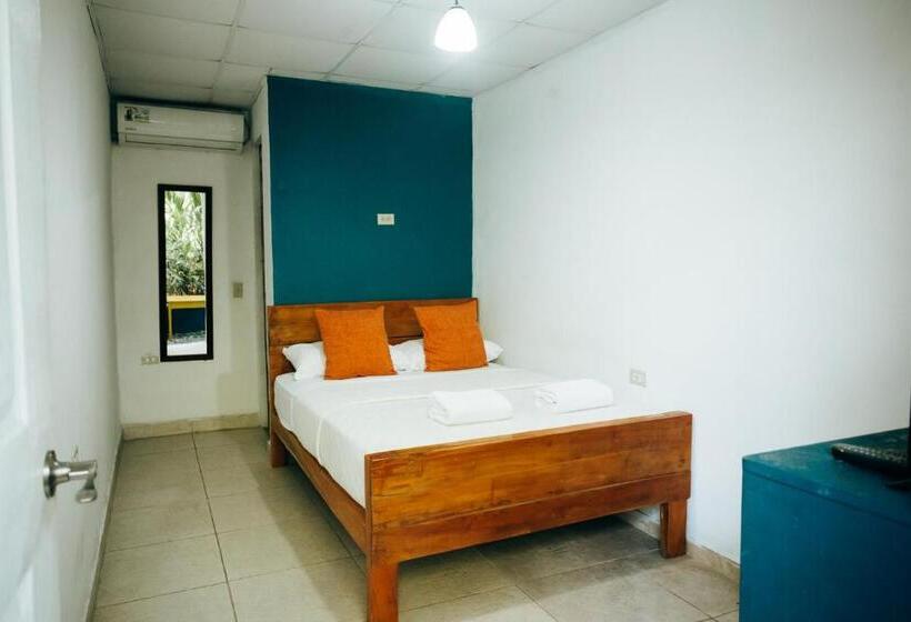 پانسیون Hostal & Café Travelers