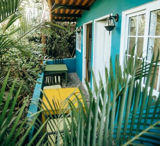 پانسیون Hostal & Café Travelers