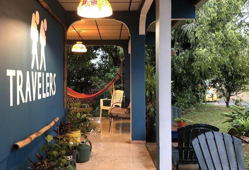 پانسیون Hostal & Café Travelers