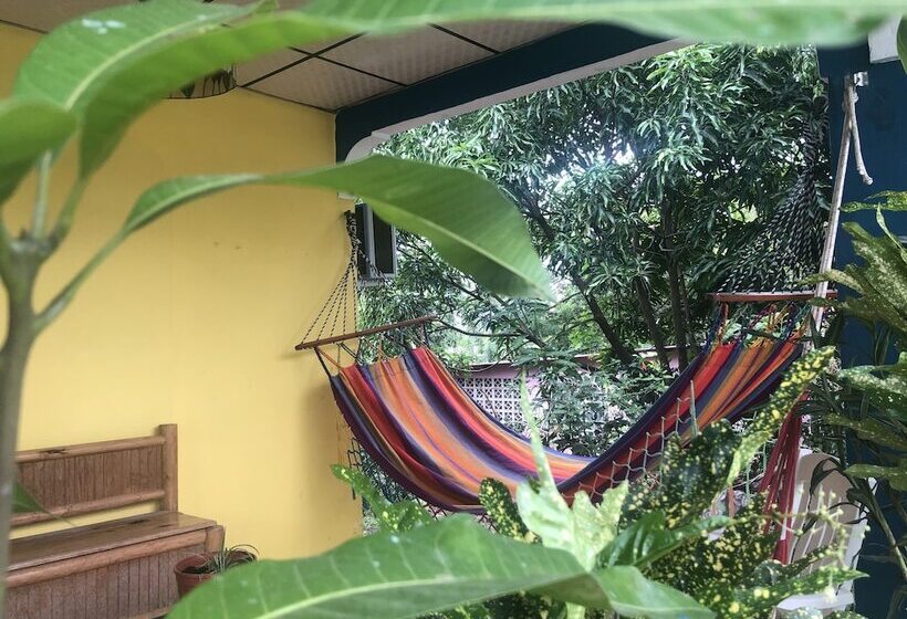 پانسیون Hostal & Café Travelers