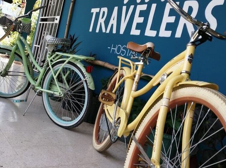 پانسیون Hostal & Café Travelers