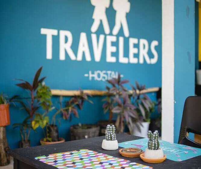 پانسیون Hostal & Café Travelers