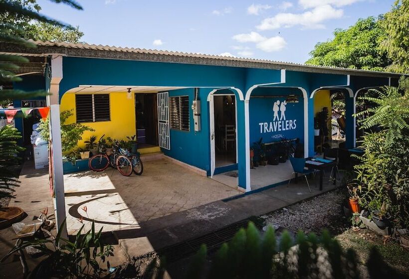 پانسیون Hostal & Café Travelers