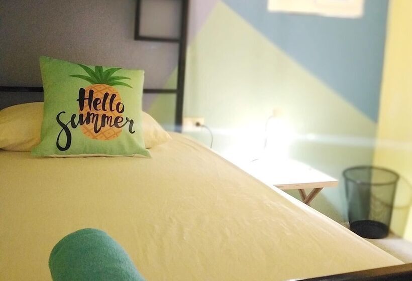 پانسیون Hostal & Café Travelers