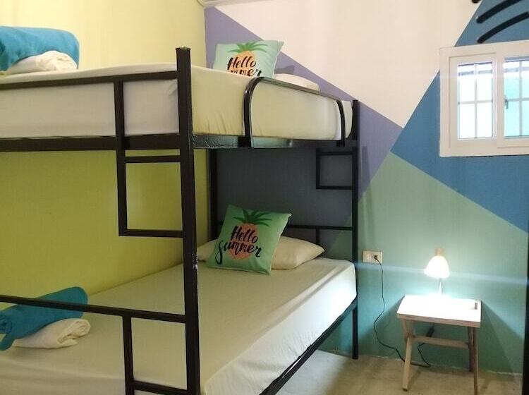 پانسیون Hostal & Café Travelers