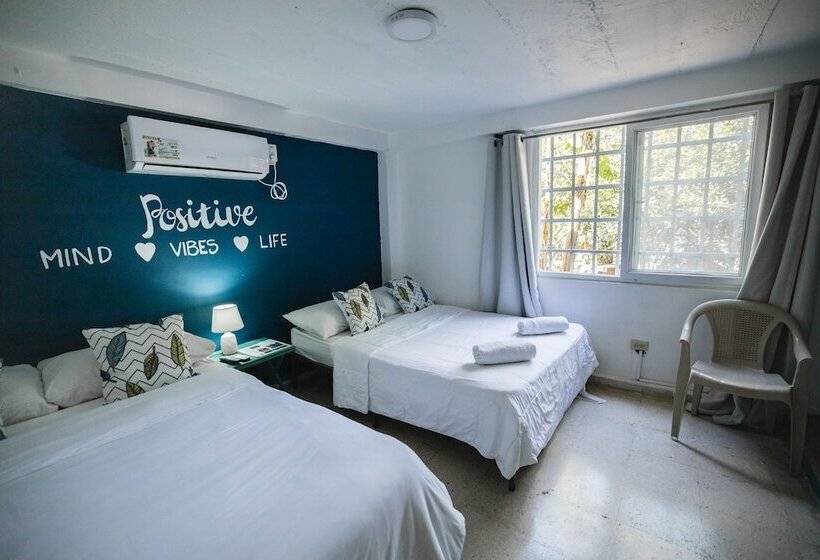 پانسیون Hostal & Café Travelers