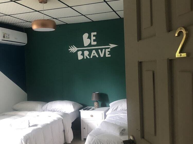 پانسیون Hostal & Café Travelers