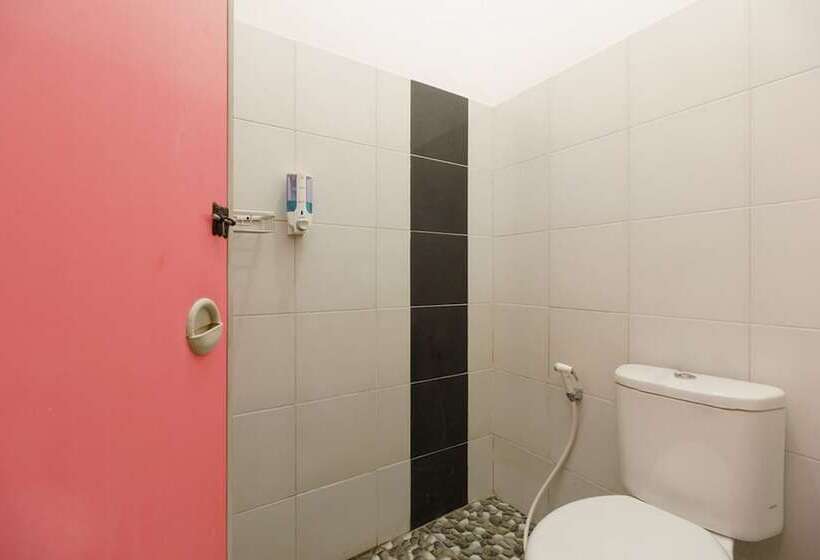Отель Reddoorz Syariah Near Ciledug Station