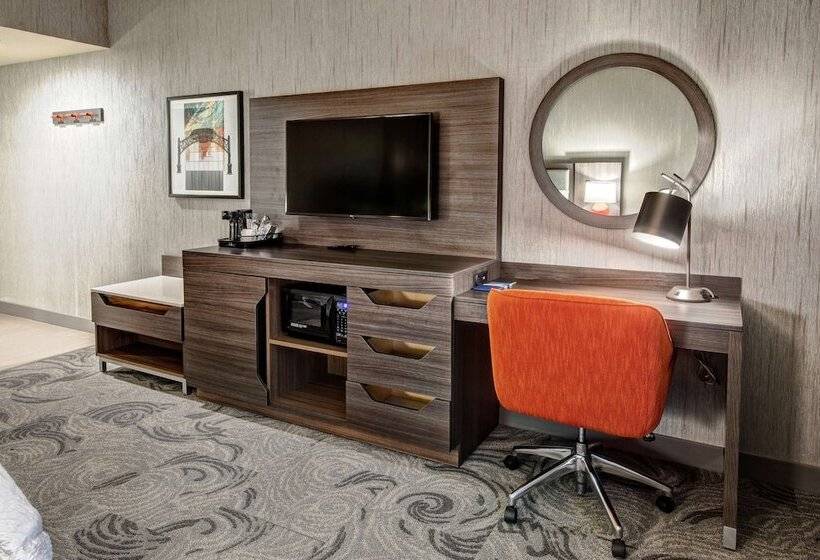 هتل Hampton Inn Fresno Airport