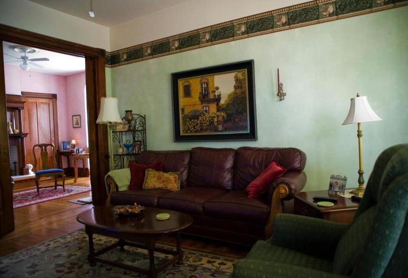 צימר Ottaway Inn Llc