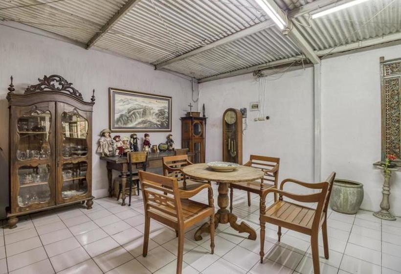 Отель Reddoorz Hostel Near Adisucipto Airport Yogyakarta