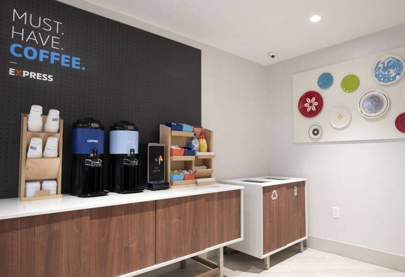 هتل Holiday Inn Express & Suites Jersey City   Holland Tunnel, An Ihg