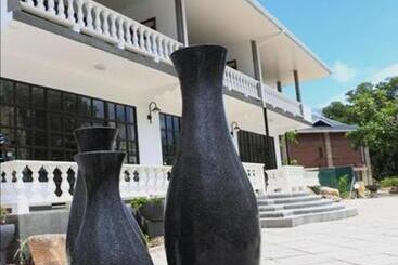هتل La Digue Selfcatering Apartments