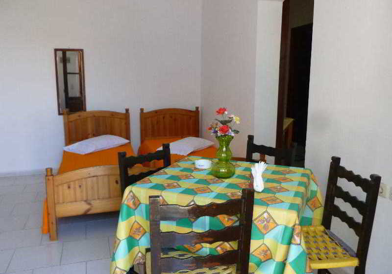 Akrogiali Rooms & Studios