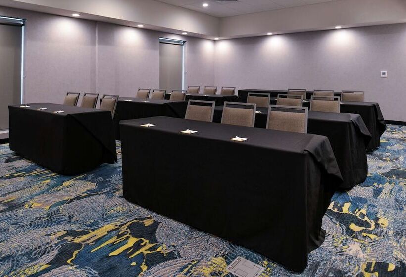 בית מלון כפרי Hampton Inn Cedar Falls Downtown
