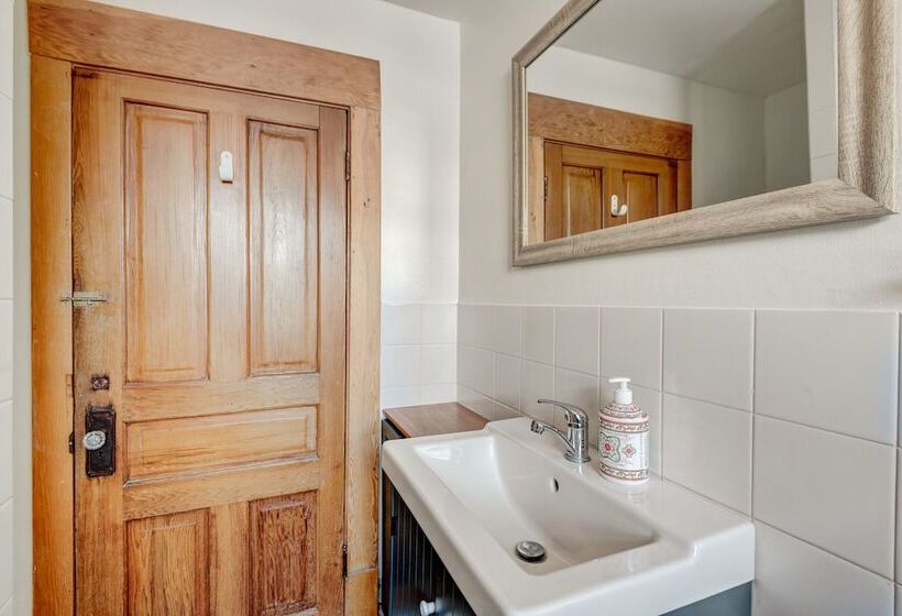 هتل Rocky Mountain House   Sleeps 23