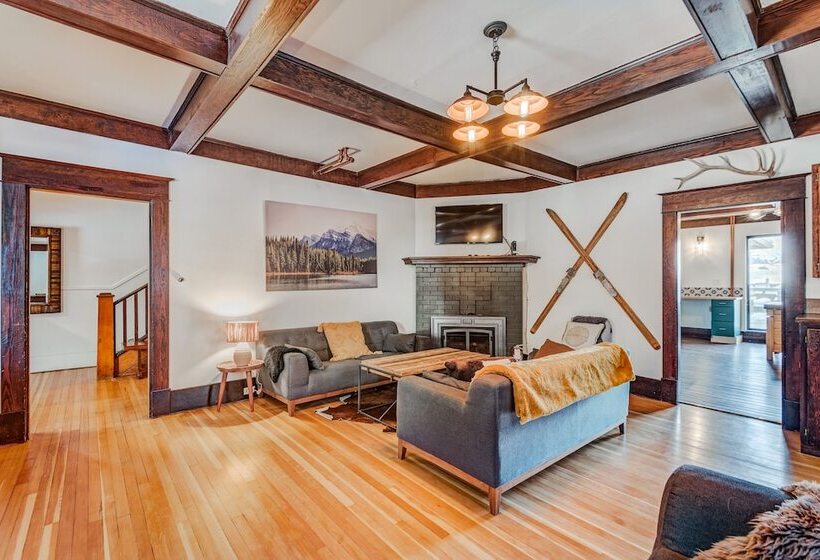 هتل Rocky Mountain House   Sleeps 23