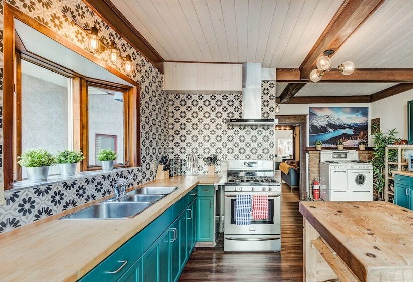 هتل Rocky Mountain House Sleeps 23