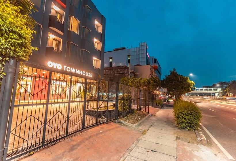 Oyo Townhouse 2 Hotel Gunung Sahari