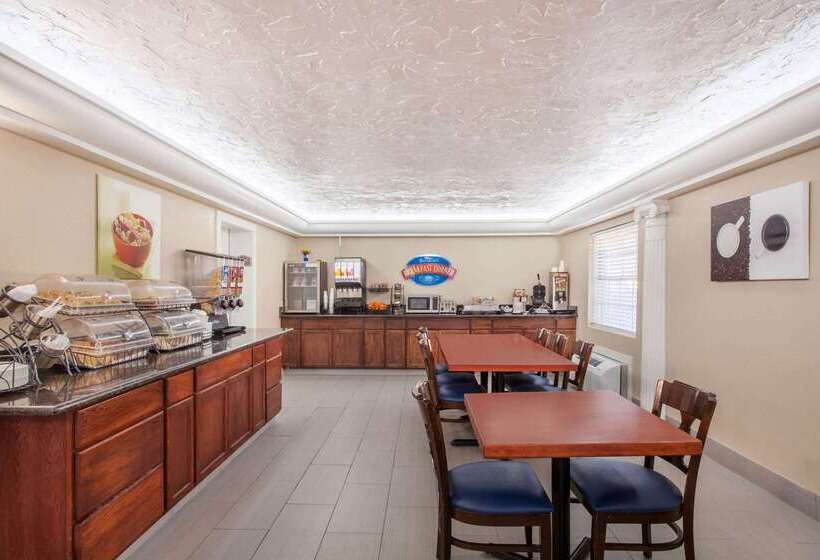 هتل Baymont By Wyndham Lake City