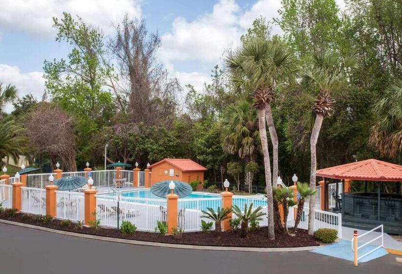هتل Baymont By Wyndham Lake City