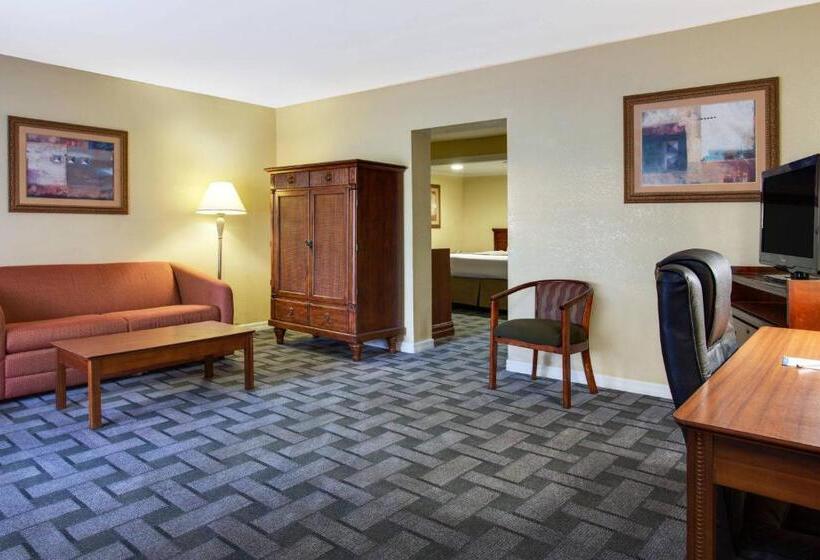 هتل Baymont By Wyndham Lake City
