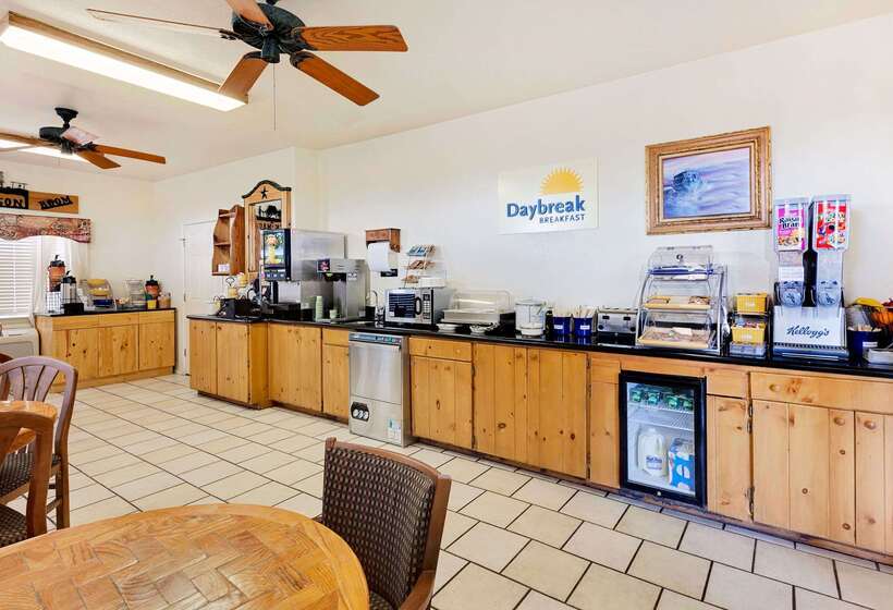 בית מלון כפרי Days Inn By Wyndham San Angelo