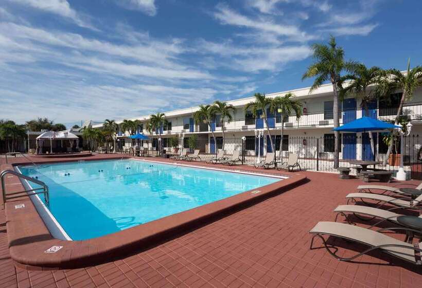 Hotel Days Inn By Wyndham St. Petersburg / Tampa Bay Area