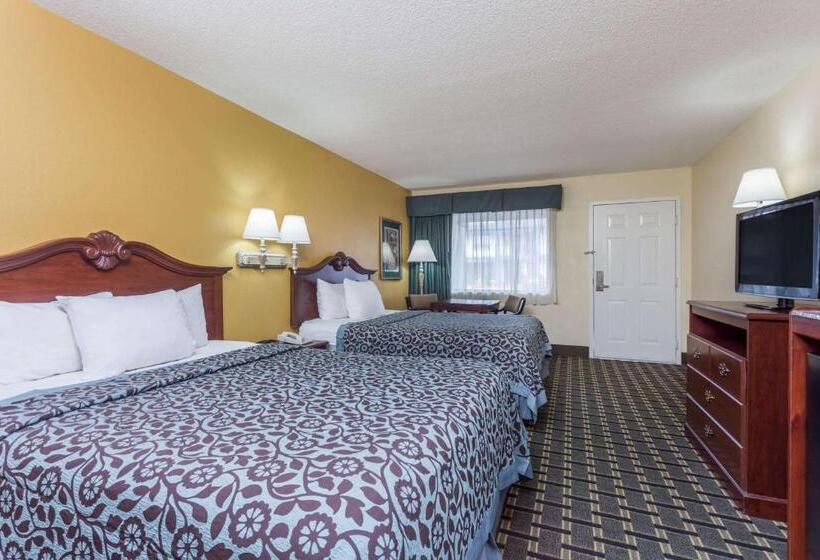 هتل Days Inn & Suites By Wyndham Warner Robins Near Robins Afb