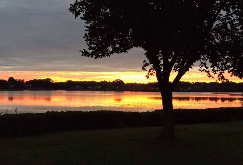 هتل Lakeside Inn