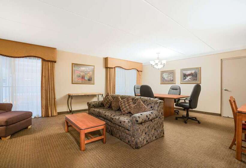 Ramada By Wyndham Plymouth Hotel & Conference Center
