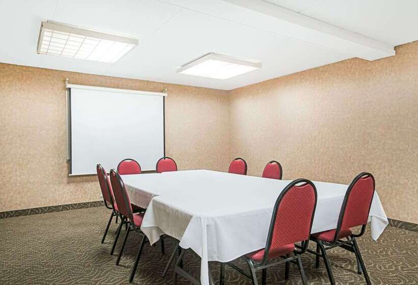 Ramada By Wyndham Plymouth Hotel & Conference Center
