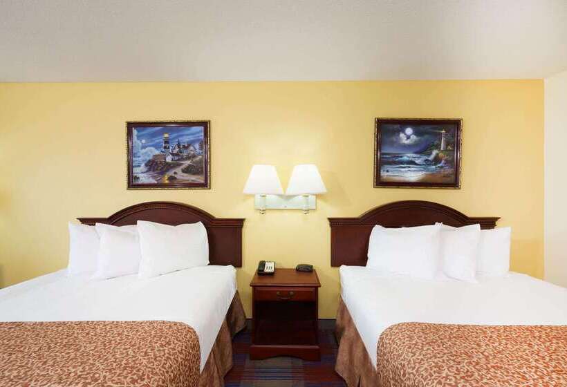 هتل Travelodge By Wyndham Montgomery East