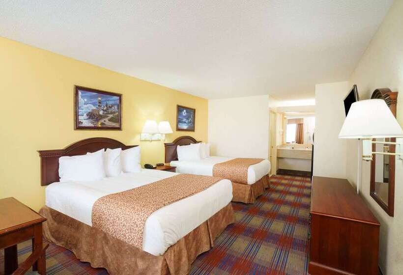 هتل Travelodge By Wyndham Montgomery East