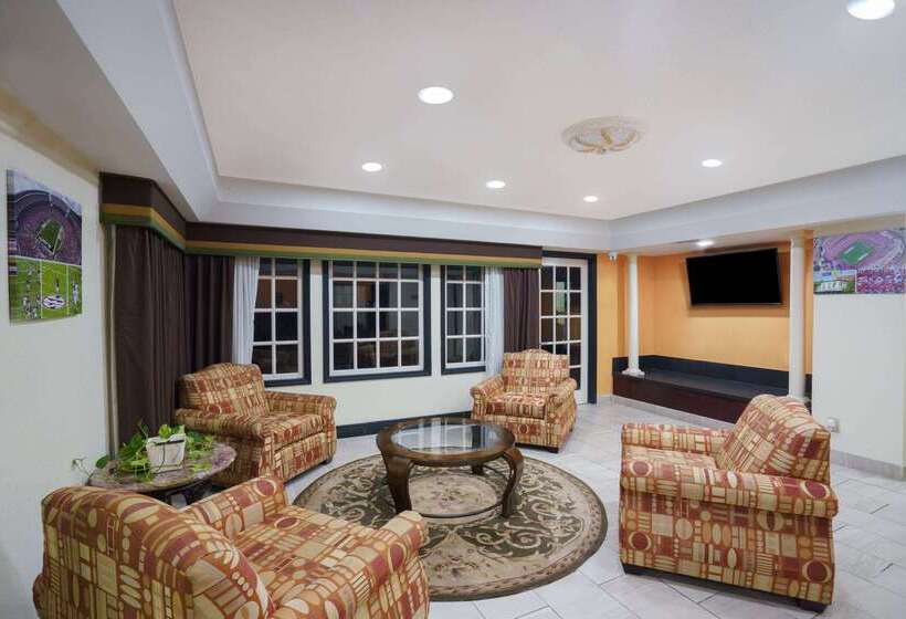 هتل Travelodge By Wyndham Montgomery East