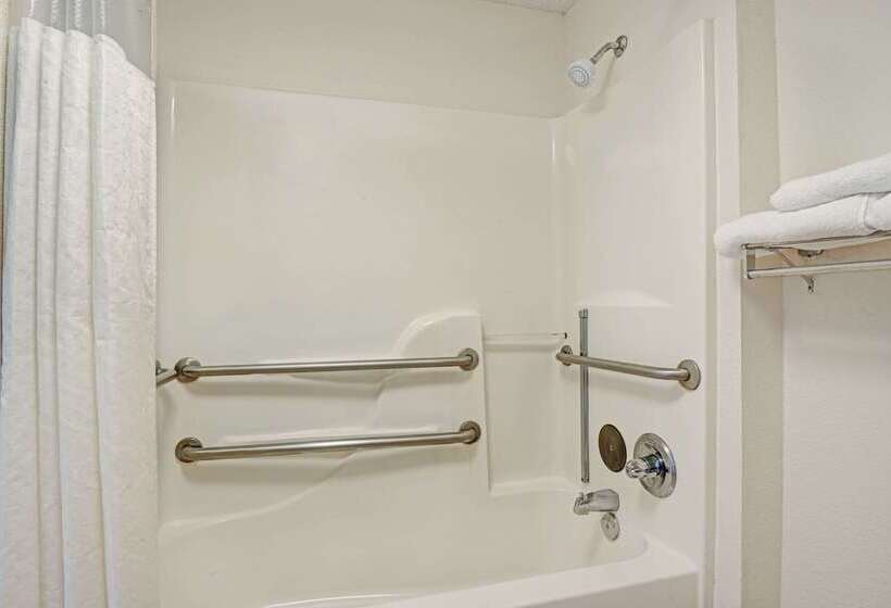هتل Travelodge By Wyndham Montgomery East