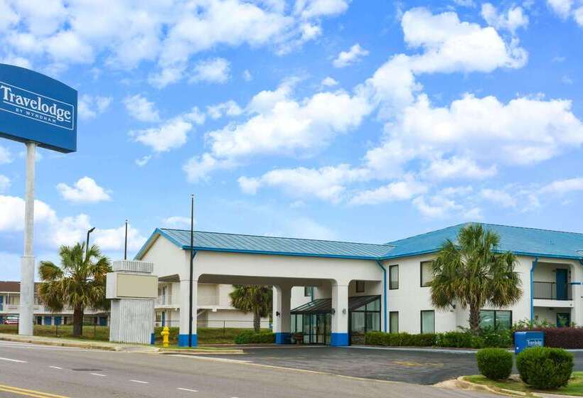 هتل Travelodge By Wyndham Montgomery East