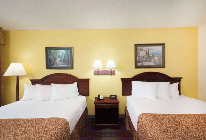 هتل Travelodge By Wyndham Montgomery East