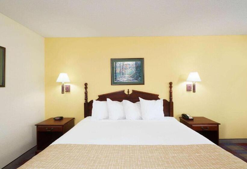 هتل Travelodge By Wyndham Montgomery East