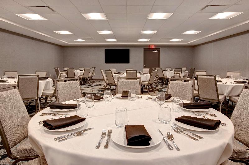 هتل Embassy Suites By Hilton Rockford Riverfront