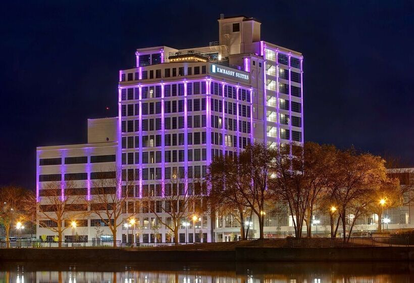 هتل Embassy Suites By Hilton Rockford Riverfront