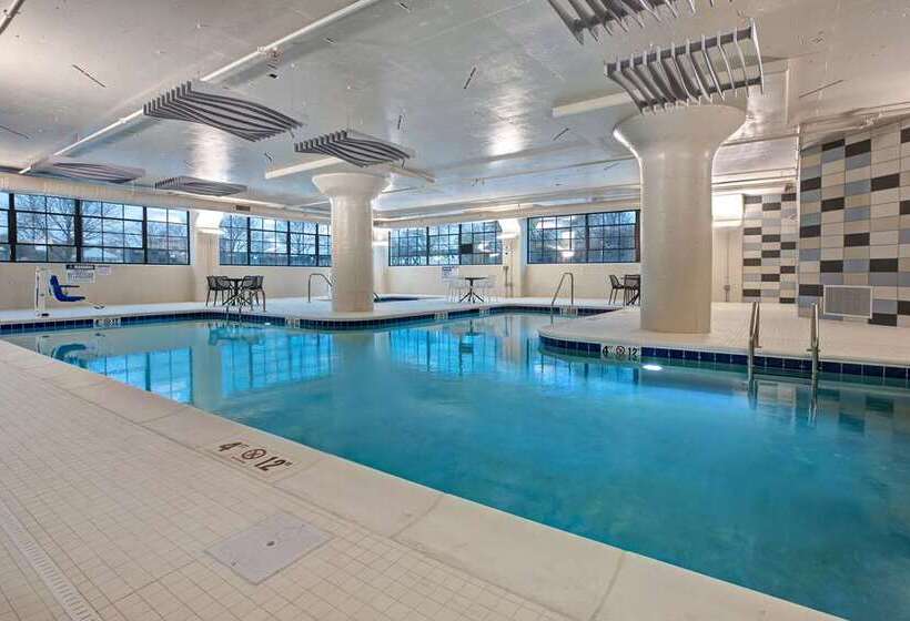 هتل Embassy Suites By Hilton Rockford Riverfront
